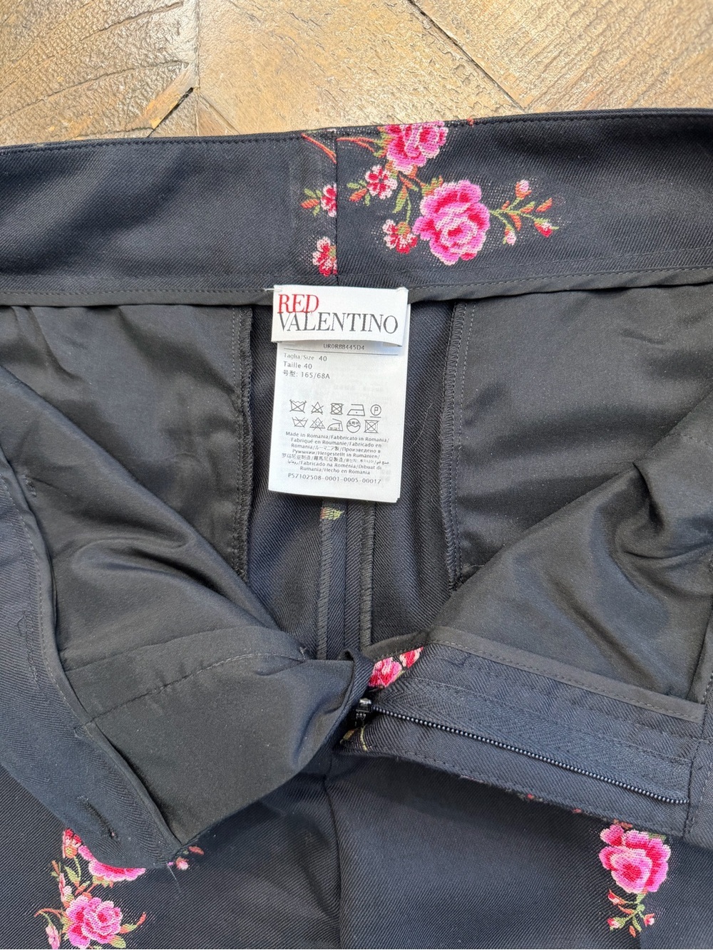 RED Valentino floral-appliquéd wool-blend twill tapered pants in black and pink - Picture 10 of 11